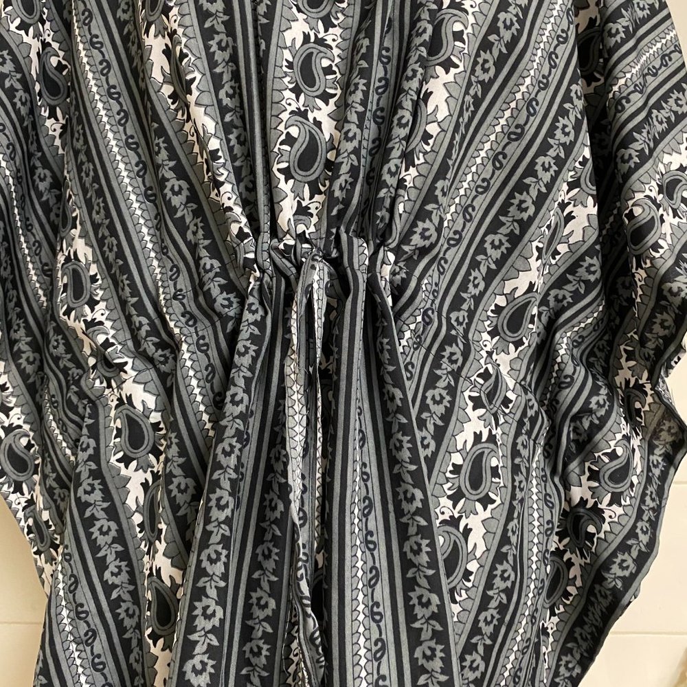 Woman V-Neck Black Geometric Tunic Cover up Blouse - Picture 4 of 9